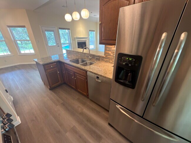 Building Photo - 3 bed 2 bath 2 car garage & pool.