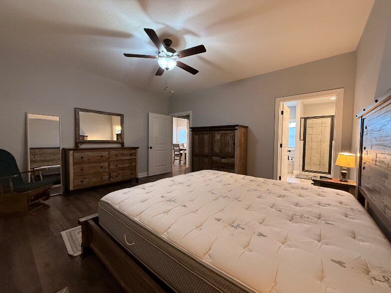 Building Photo - 445 Farmer Cir