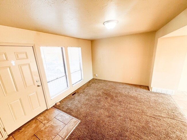 Building Photo - Spacious 3 Beds 1 Bath Townhouse