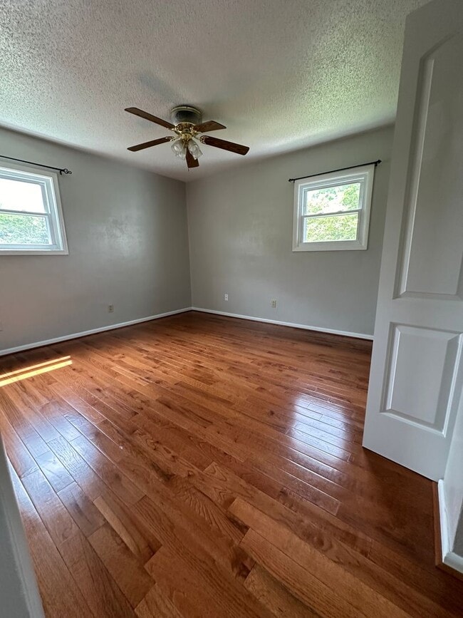 Building Photo - Pembroke Manor-4 bedroom 2.5 bath Single f...