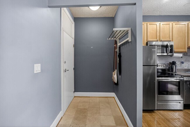 Building Photo - Sunny 1br with Balcony in Columbia Heights!