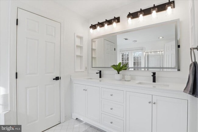 Building Photo - 4550 Fair Valley Dr