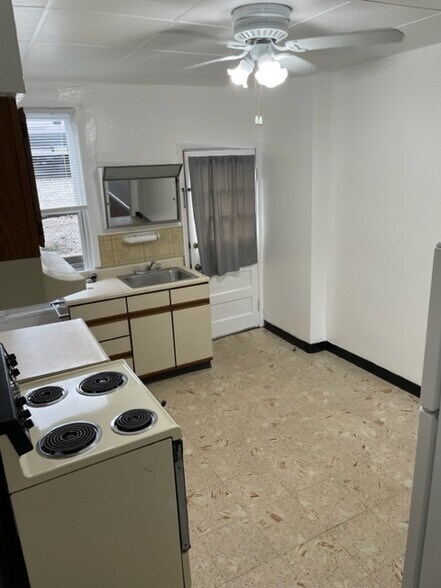 Building Photo - 362 S Bouquet St