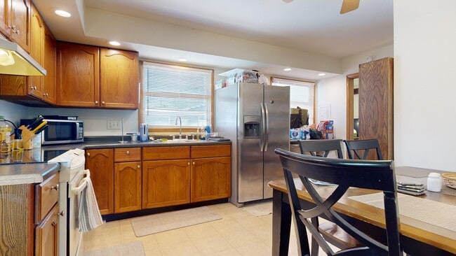 Building Photo - 1222 Thomas Dr