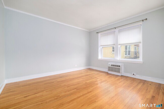 Building Photo - 136 Woodside Green