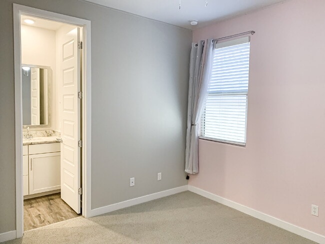 Building Photo - "Spacious 3-Bed, 3-Bath Mesa Retreat with ...