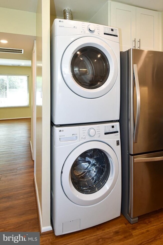 Building Photo - This home offers the perfect blend of modern updates, practical features, and unbeatable proximit...