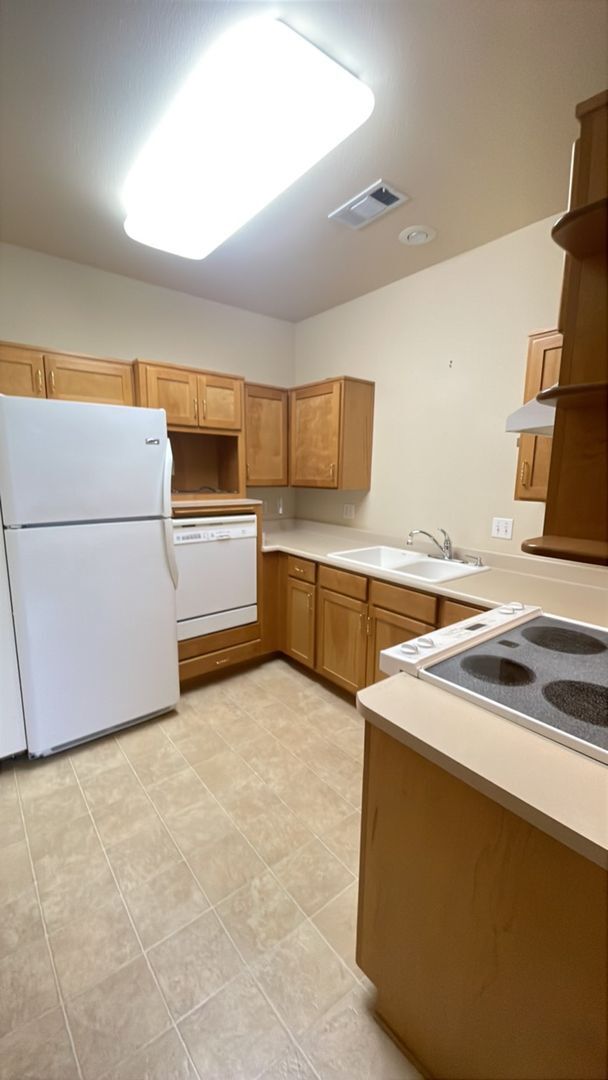 Building Photo - 1 Bedroom +Bonus Room, 1.5 bath Condo in Mountain Meadows Community!