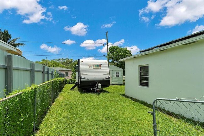 Building Photo - 14500 Carver Dr