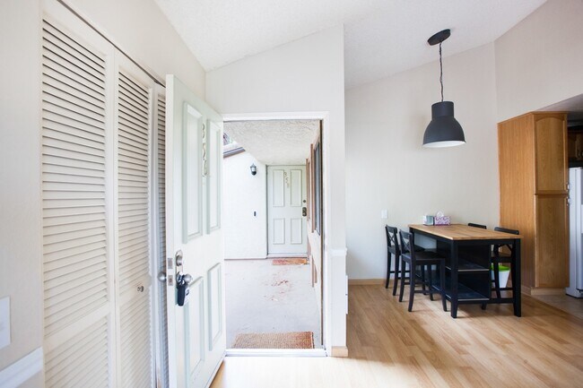 Building Photo - Furnished Condo in Desirable Community in ...