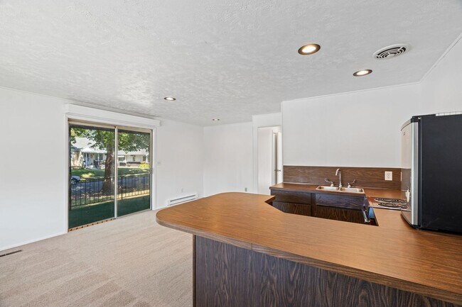 Building Photo - Spacious 4 Bed, 3 Bath Corner Lot Home!