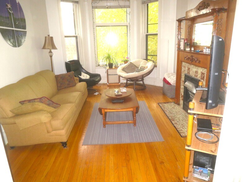 Building Photo - 833 W Newport Ave