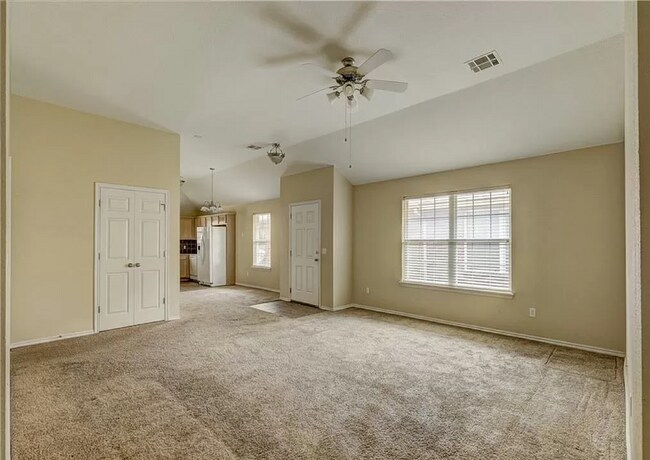 Building Photo - Gorgeous 3 bedroom 2 Bath and 2 Car Home in the Heart of Yukon