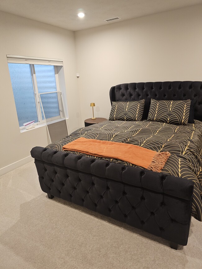 Queen size bed - 5041 Montview Way