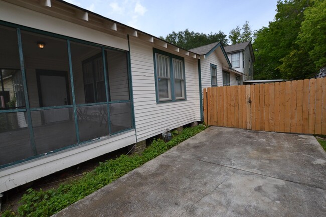 Building Photo - Vintage! Newly updated 3 bedroom, 2 bath h...