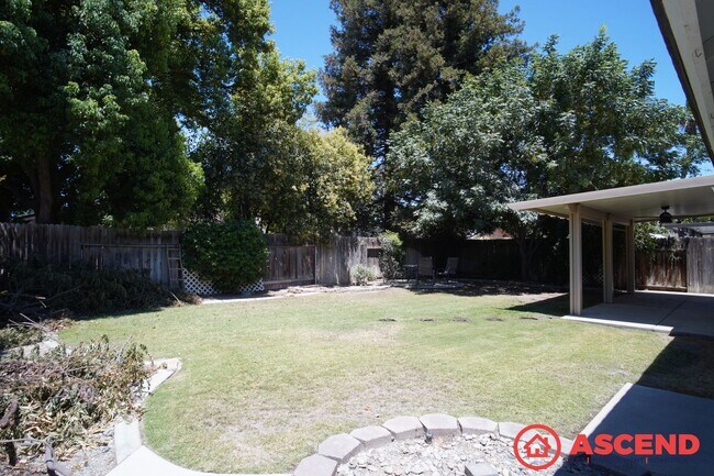 Building Photo - Remarkable Home Near Old River and White Ln!