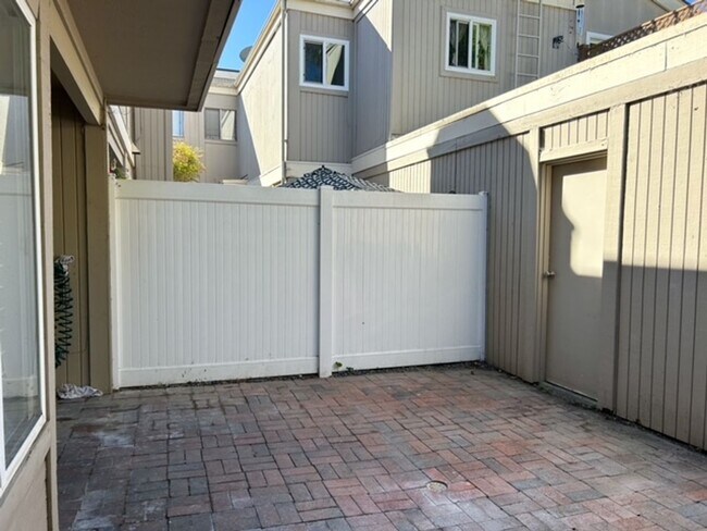 Building Photo - 3 Bedroom + 2.5 Bathroom Condo | Ralston Village Community | Ventura | Unfurnished