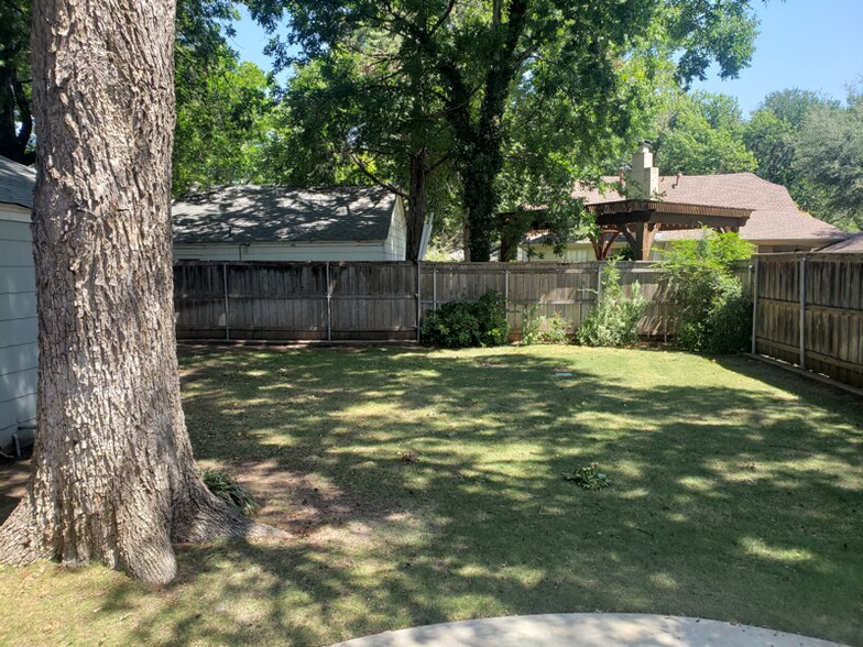 Building Photo - 2410 Clarinda Ave