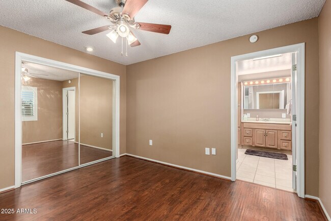 Building Photo - 9430 W Arrowhead Dr