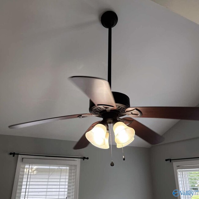 Building Photo - 1112 NE Wellman Ave