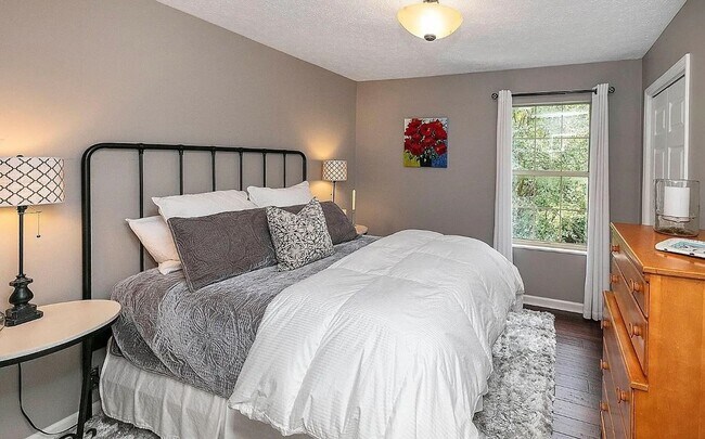 Building Photo - 4 Bedroom Home In Knoxville