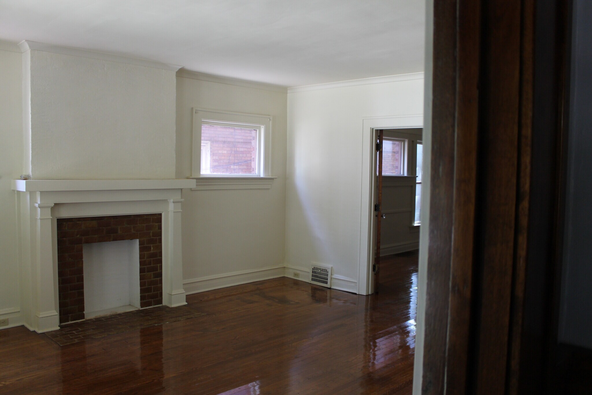 Building Photo - 923 W 10th St