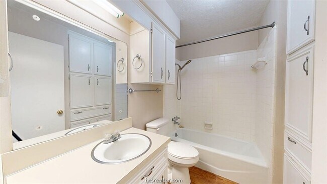 Building Photo - 2812 Adrienne Dr