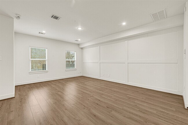 Building Photo - 1405 E 33rd St