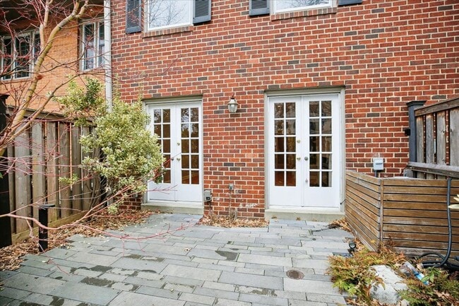 Building Photo - Spacious 2BR/2.5BA Townhouse-Style Condo in Gated Mount Pleasant Community