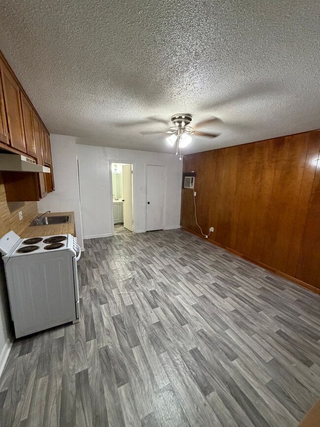 Building Photo - Studio Apartment Available in Huntsville, TX