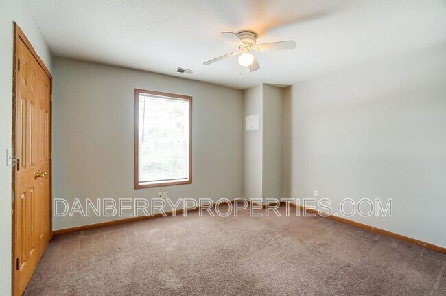 Building Photo - 1105 N Byrne Rd