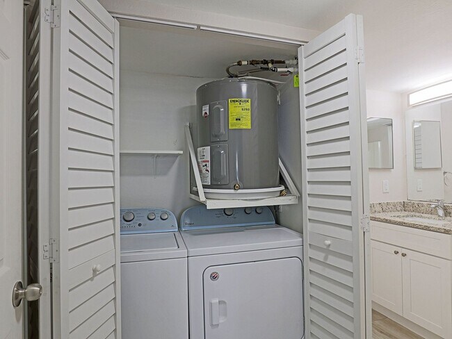 Building Photo - 5305 Summerlin Rd