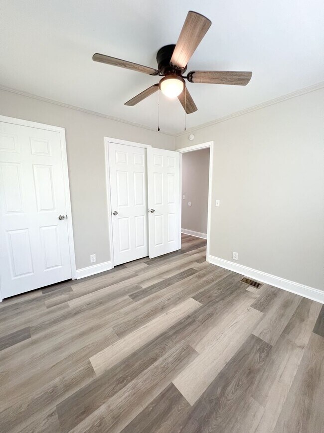 Building Photo - Completely Remodeled Home in Clarksville, TN – Just Off Madison Street!