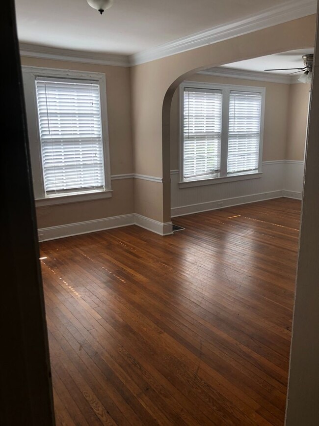 Building Photo - Move in special -2 Bedroom 1 Bathroom Duplex