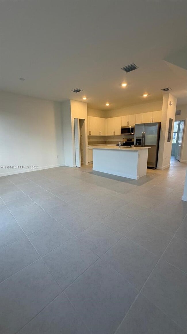 Building Photo - 1077 SE 2nd St