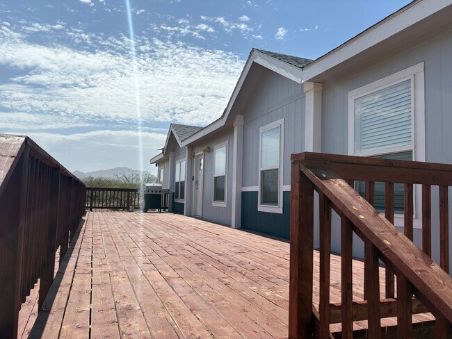 Building Photo - Country living on 4.4 acres 3 bedrooms and...