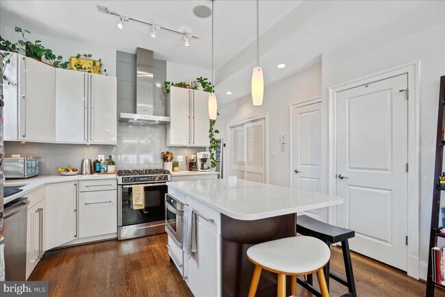 Building Photo - 2106 10th St NW