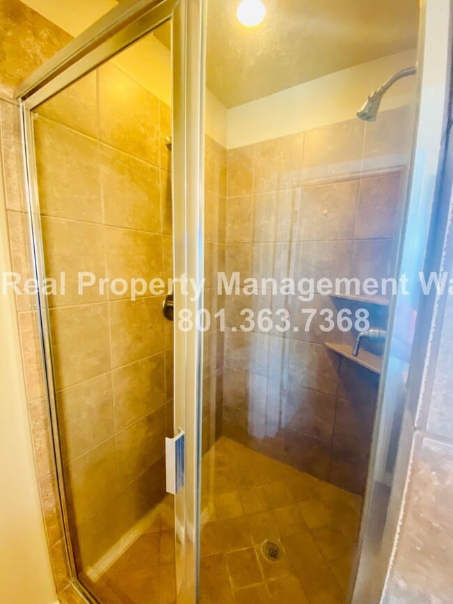 Building Photo - 5 Bedroom 3 Bathroom Riverton Home!