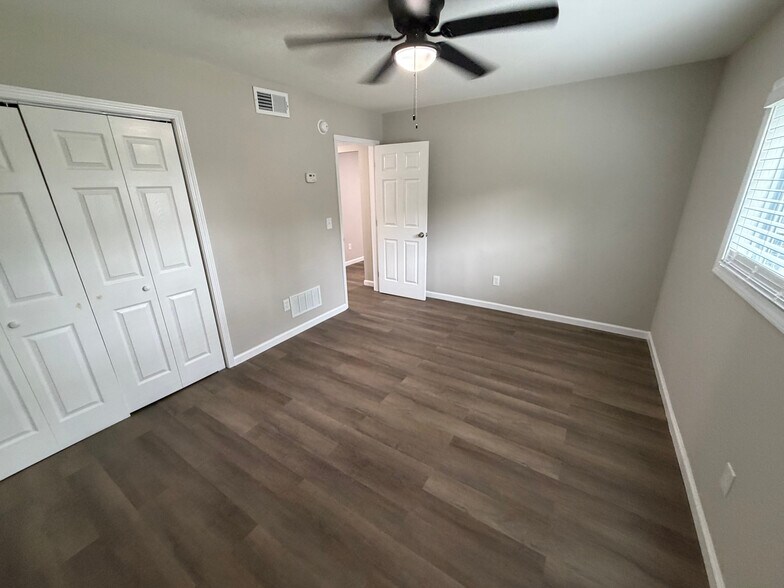 Building Photo - Room in Apartment on Gresham Park Dr