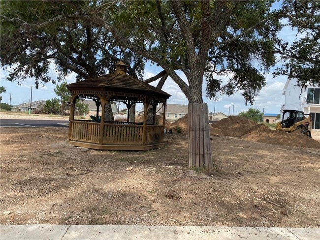 Building Photo - 400 US-290