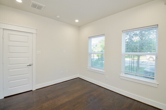 Building Photo - 2103 Engelmohr St