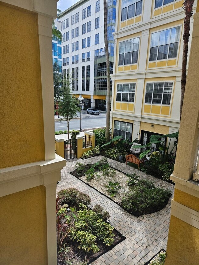 Building Photo - Beautiful Downtown Condo 2/2 Courtyard View FREE WATER/SEWER