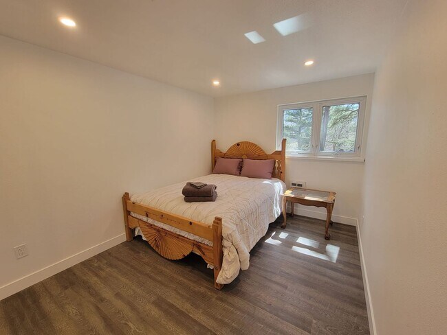 Building Photo - Spacious 4-bedroom + study home; Includes Hot tub and Pool Table - Avail. Now!