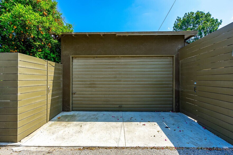 Building Photo - 313 Venice Way