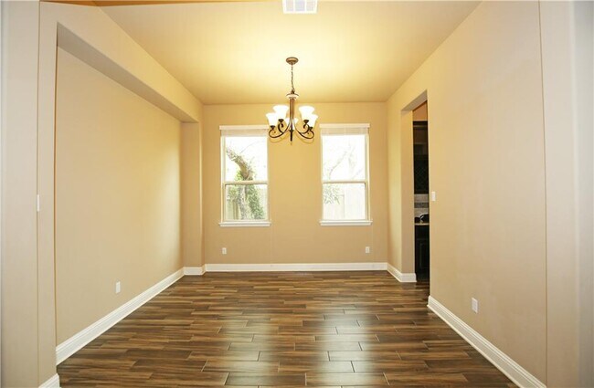Building Photo - 400 Cheyenne Ln