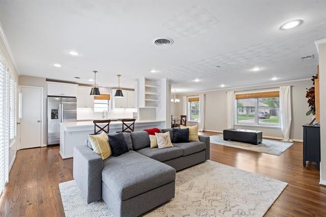 Building Photo - 9203 Livenshire Dr