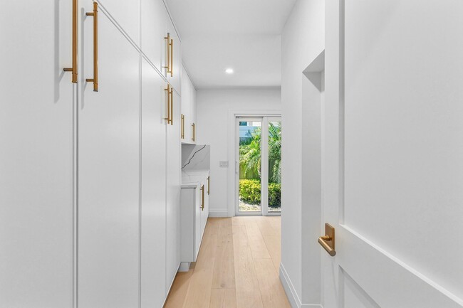 Building Photo - 735 NE 6th St