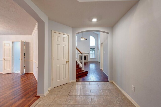 Building Photo - 2306 Millerton Ln