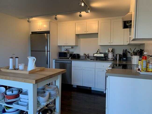 Building Photo - 31 Coggeshall Ave