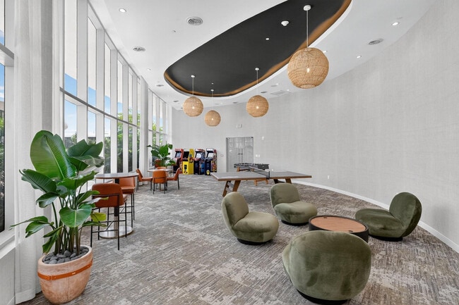 Building Photo - 700 NE 24th St